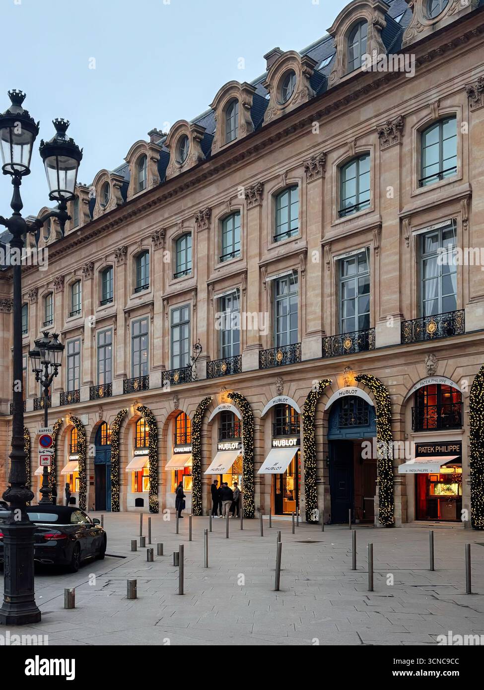 Raffinati negozi di gioielli e decorazioni natalizie in Place Vendôme a Parigi, Francia, dicembre 2024 Foto Stock