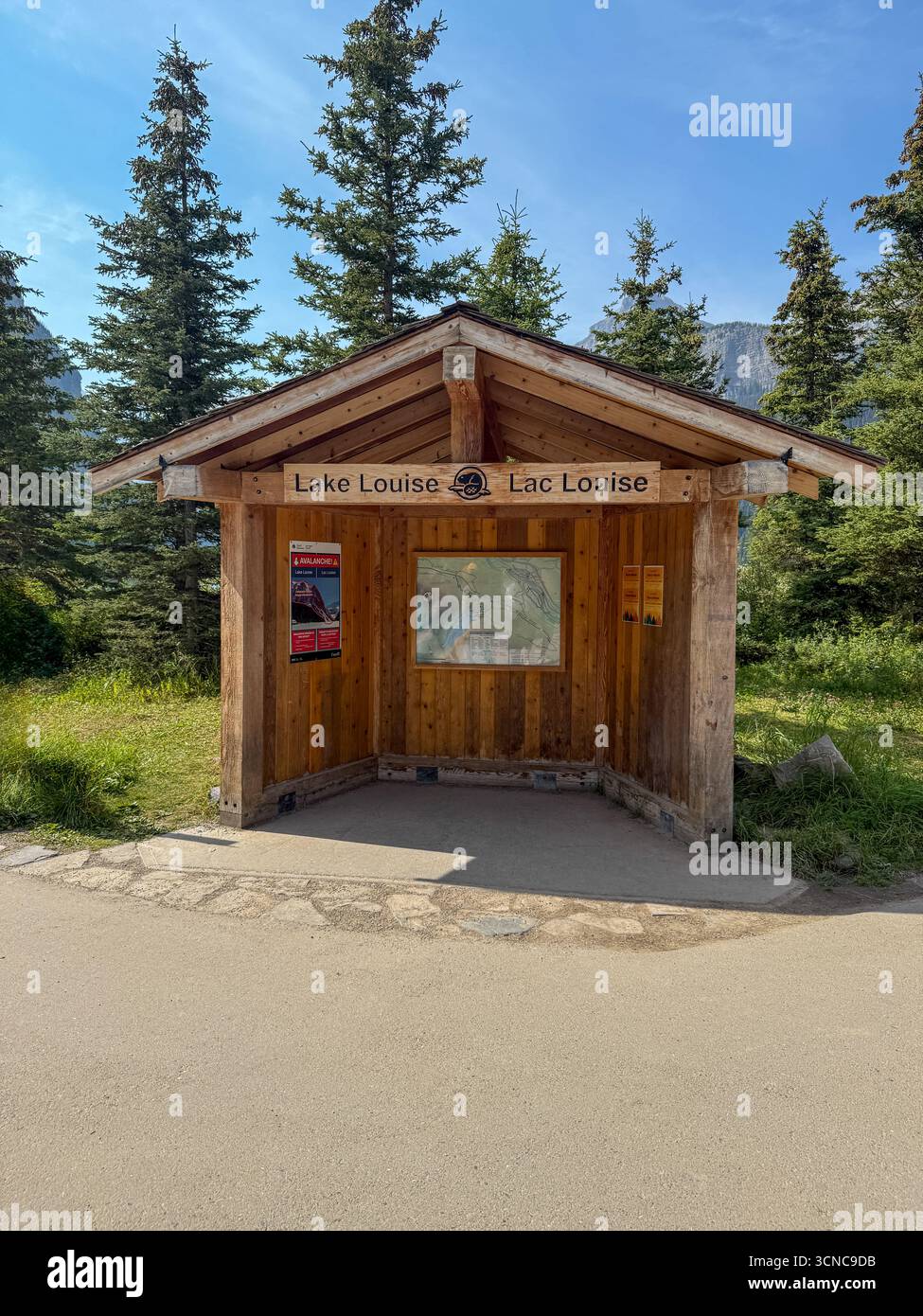 Uno stand informativo in legno rustico presso Lake Louise nel Parco Nazionale di Banff ad Albert Canada Foto Stock