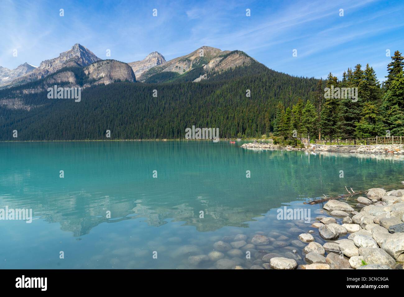 Splendide acque turchesi del lago Louise nel Parco Nazionale di Banff in Alberta, Canada Foto Stock