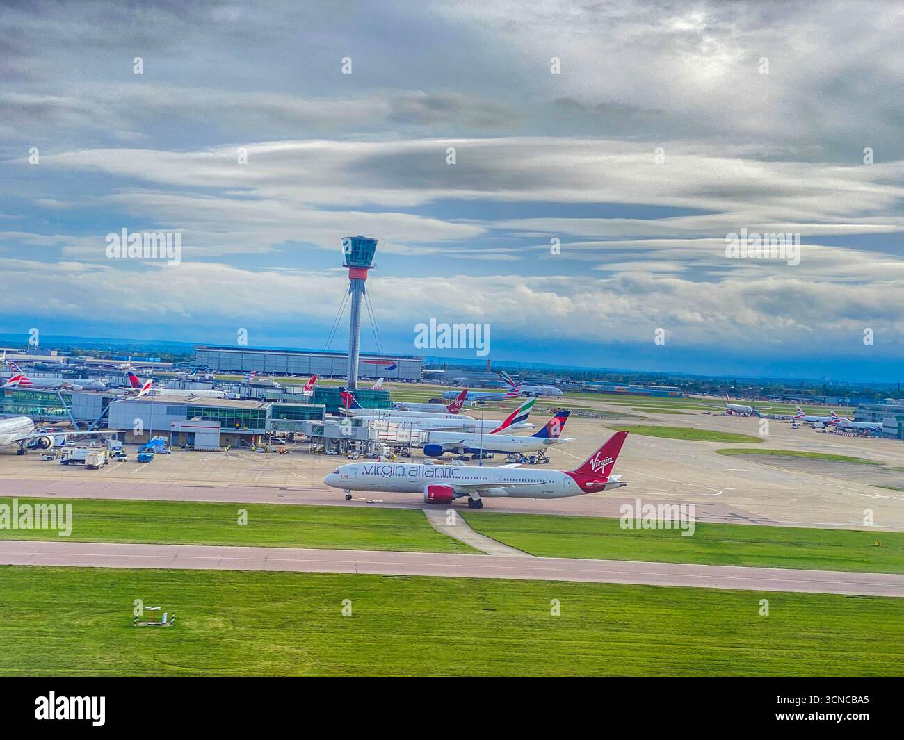 Vista dalla finestra di un passeggero aereo durante il decollo dall'aeroporto di Londra Heathrow, in Gran Bretagna. Foto Stock