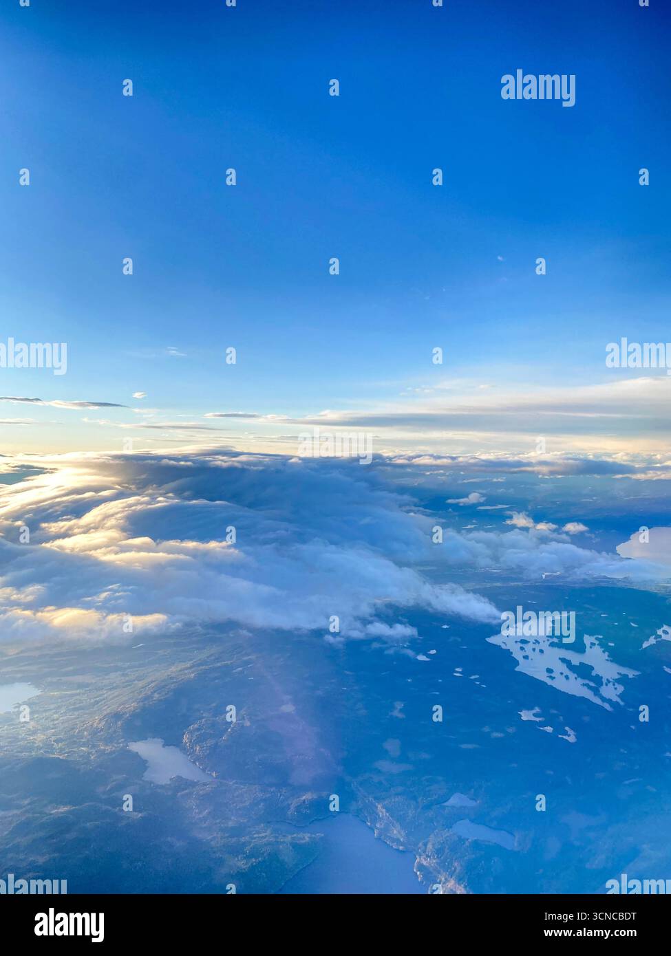 Vista alta di diversi fiordi mentre il sole d'autunno tramonta a ovest di Oslo, capitale della Norvegia. - Immagine stock catturata con smartphone
