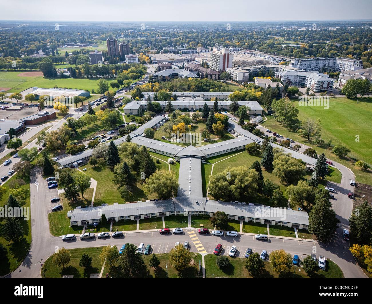 Vista aerea del Brevoort Park a Saskatoon, Saskatchewan, con case residenziali, scuole e parchi locali. Foto Stock