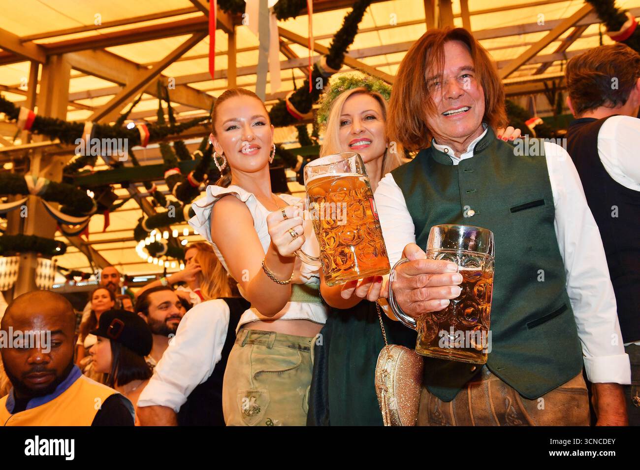 Joalina Drews, Ramona Drews und Jürgen Drews bei der Eröffnung vom 190. Oktoberfest 2025 im Schottenhamel Festzelt. München, 20.09.2025 Foto Stock