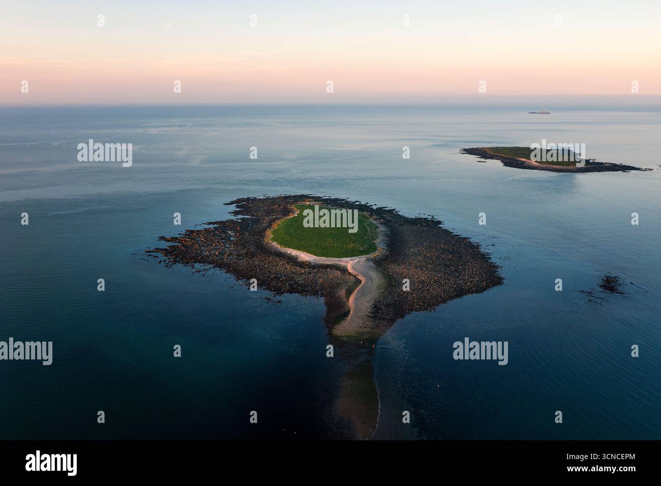 Vista aerea dell'isola Colt con l'isola di San Patrizio sullo sfondo durante il tramonto Foto Stock