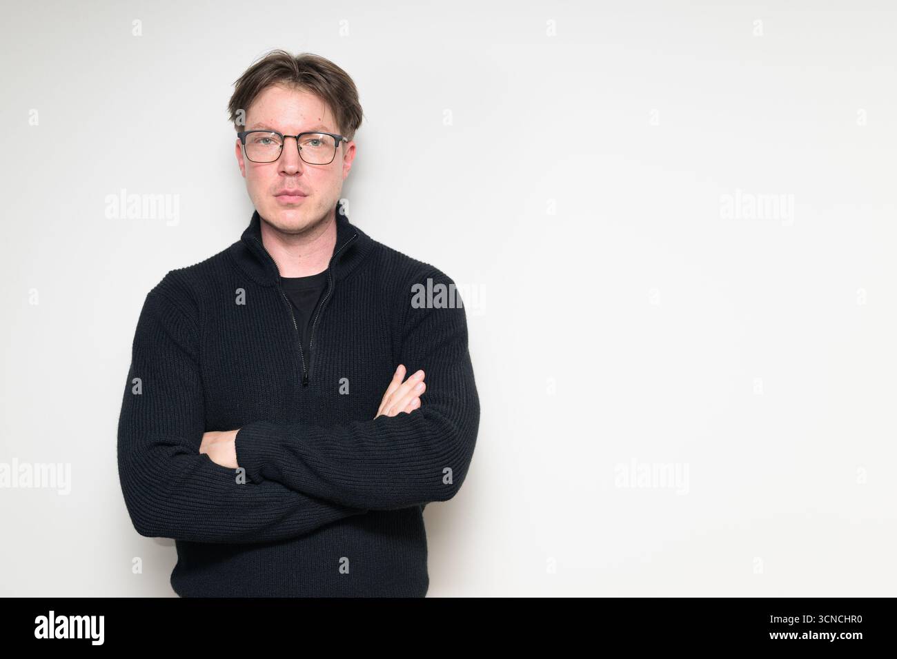 Uomo medio adulto scandinavo in un ritratto di maglione nero su sfondo bianco in studio Foto Stock
