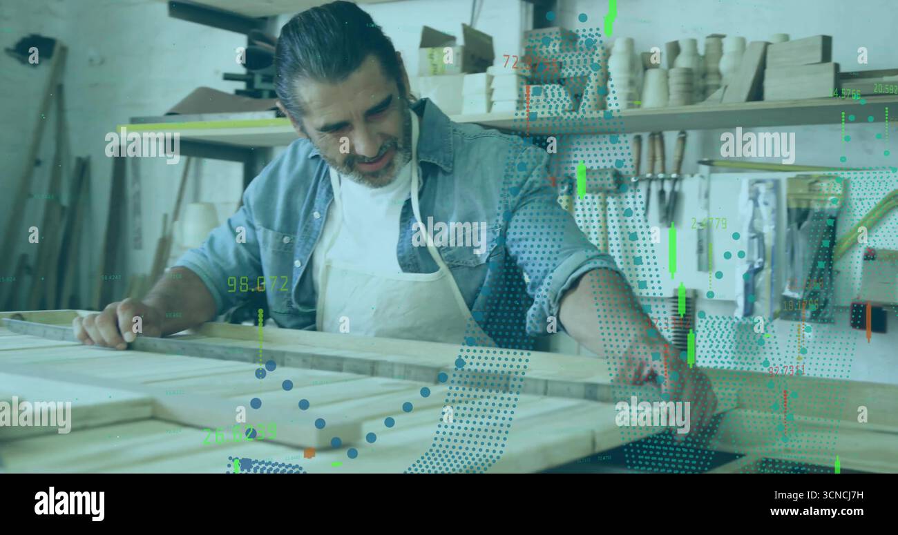 Misurazione del lavoratore del legno che indossa il grembiule utilizzando un righello su telaio in legno al banco dell'officina, con scalpelli in truciolato Foto Stock