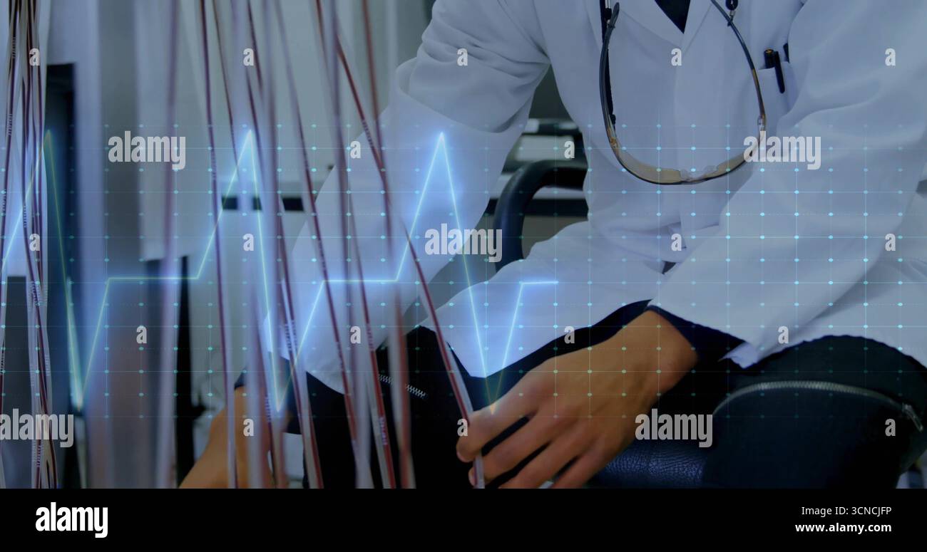 Tecnico che indossa un camice da laboratorio che maneggia fili colorati nella sala esame, con sovrapposizione della forma d'onda ECG Foto Stock