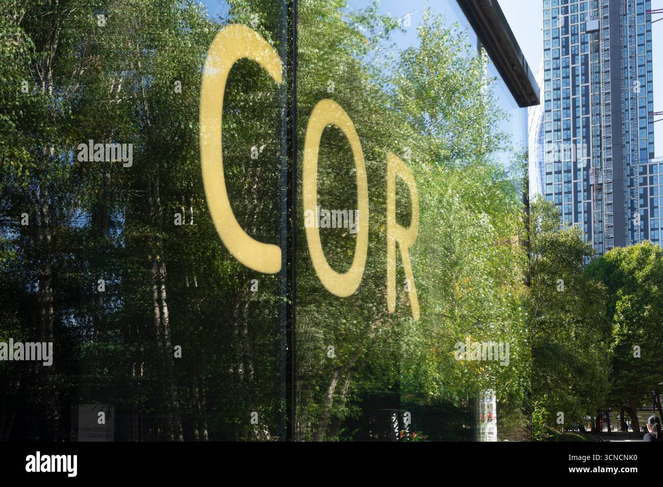 Riflesso di alberi e un grattacielo sulla facciata di vetro del ristorante 'CORNER' al Tate Modern, Londra. Foto Stock