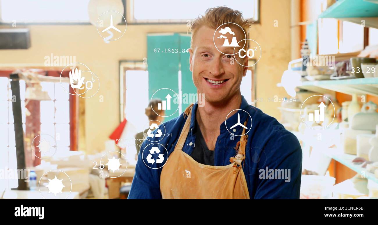 Artigiano in piedi indossando grembiule in pelle presso un laboratorio di argilla, con utensili in ceramica e icone di eco-data Foto Stock