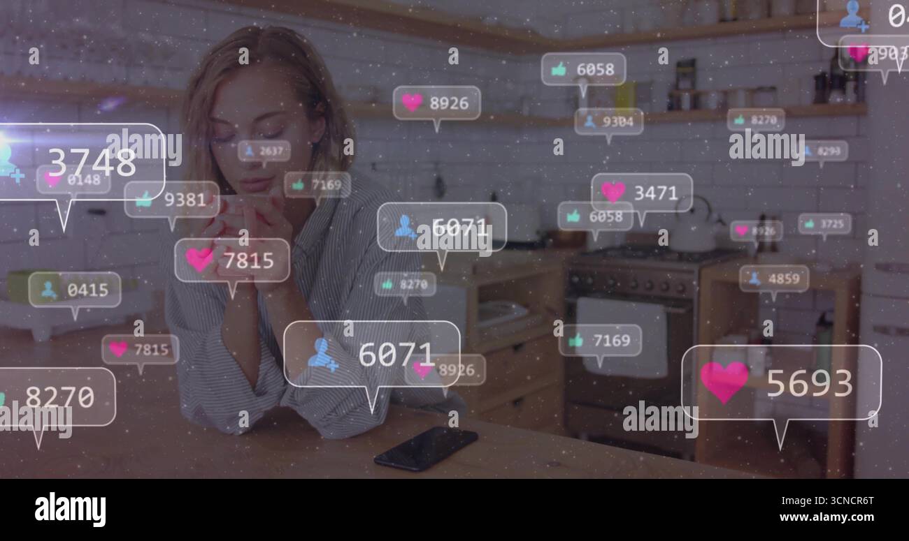 Monitoraggio del creatore in camicetta a righe sul piano di lavoro della cucina, con icone di smartphone e social media Foto Stock