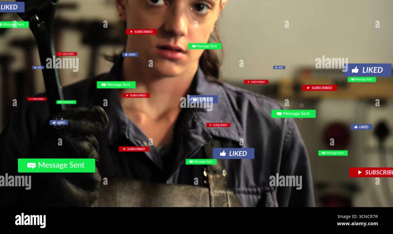 Torcia per saldatura avvolgente in grembiule in pelle e guanti che scansionano notifiche fluttuanti in officina di metallo Foto Stock