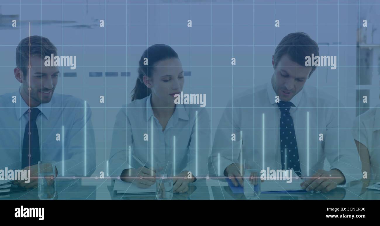 Tre professionisti in tuta che esaminano documenti al tavolo della sala riunioni, con grafico digitale Foto Stock