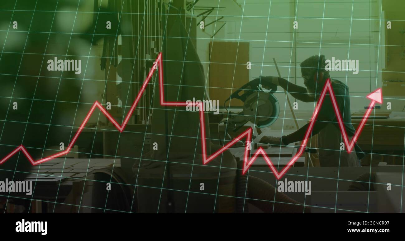 Tagliere con troncatrice, falegname che indossa cuffie e occhiali di protezione grembiule sul banco di lavoro Foto Stock