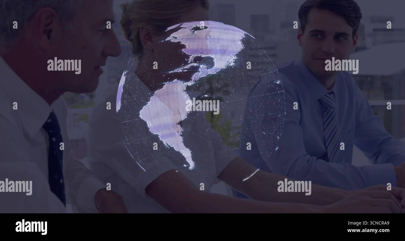 I dirigenti indossano abiti formali che discutono i dati di mercato in sala riunioni, con proiezione digitale del globo Foto Stock