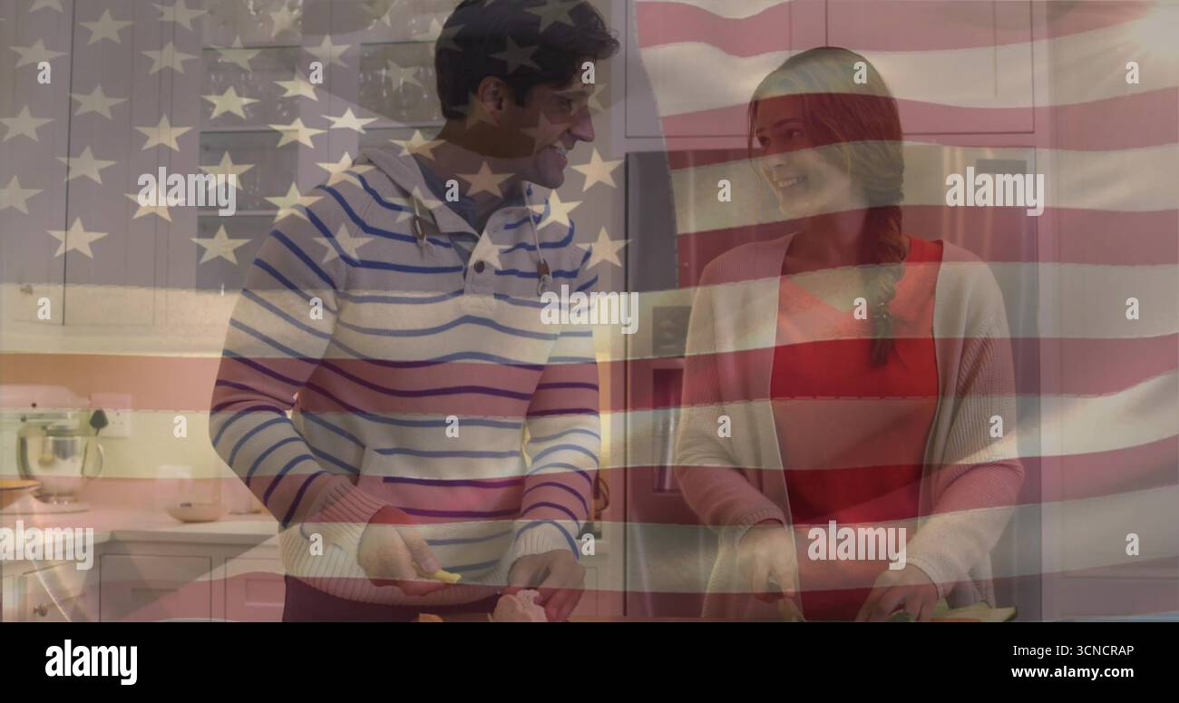 Abbina verdure tritate con coltelli sui taglieri nella cucina domestica, con rivestimento della bandiera statunitense Foto Stock