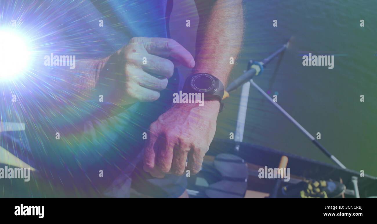 Picchiettando i pescatori anziani che controllano lo smartwatch digitale sul ponte della barca sul lago verde, con canna da pesca Foto Stock