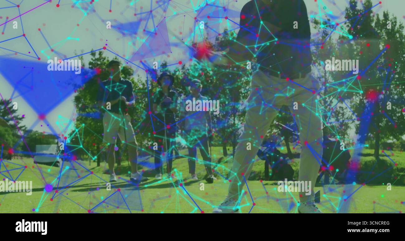 Golfista maturo che si prepara a sparare con il tee box club sul campo, con sovrapposizione digitale e spazio per copiare Foto Stock