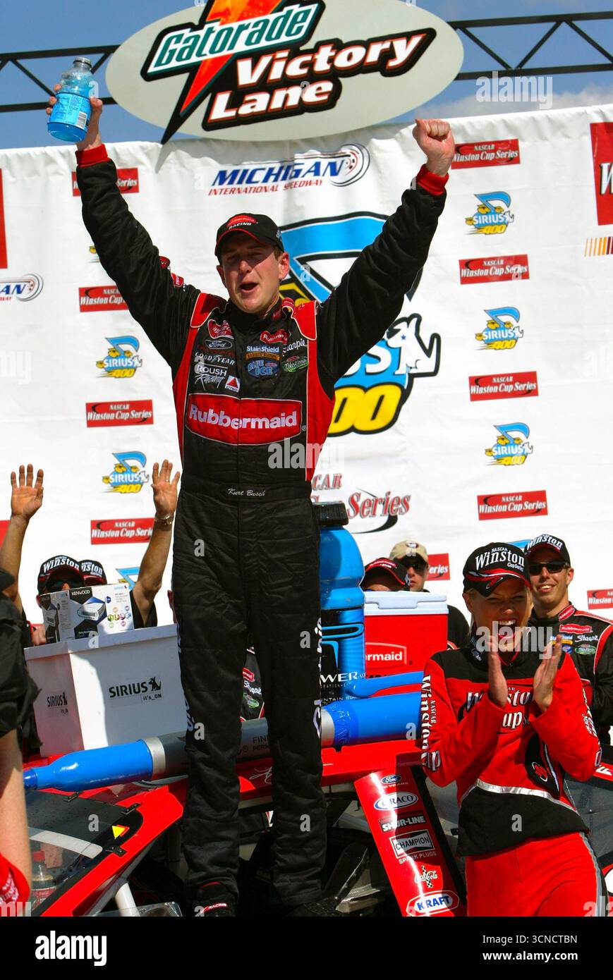 Kurt Busch vince per la terza volta quest'anno al Michigan International Speedway, vincendo la gara Sirius 400 NASCAR Winston Cup nella festa del papà. Foto Stock