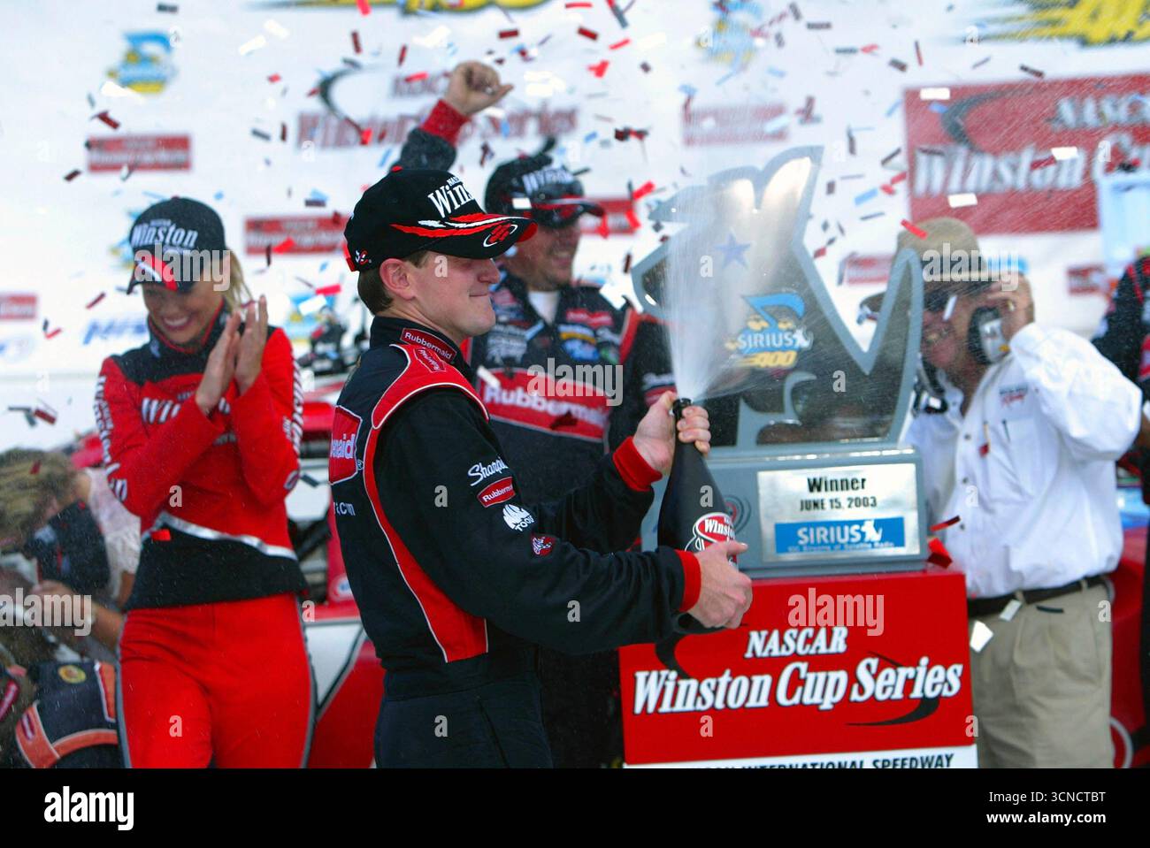 Kurt Busch vince per la terza volta quest'anno al Michigan International Speedway, vincendo la gara Sirius 400 NASCAR Winston Cup nella festa del papà. Foto Stock