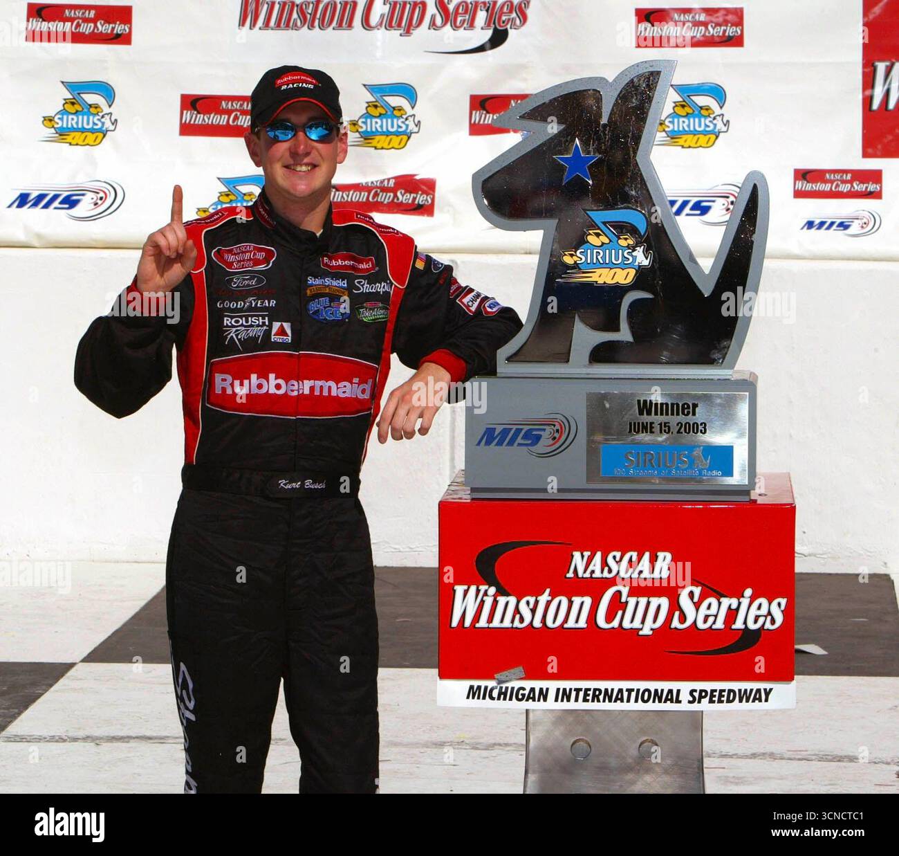 Kurt Busch vince per la terza volta quest'anno al Michigan International Speedway, vincendo la gara Sirius 400 NASCAR Winston Cup nella festa del papà. Foto Stock