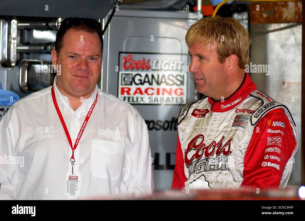 Il proprietario dell'auto Chip Ganassi parla con il suo pilota, Sterling Marlin, durante una sessione di prove per la gara Sirius 400 NASCAR Winston Cup al Michigan International Speedway di Brooklyn, Michigan. Foto Stock