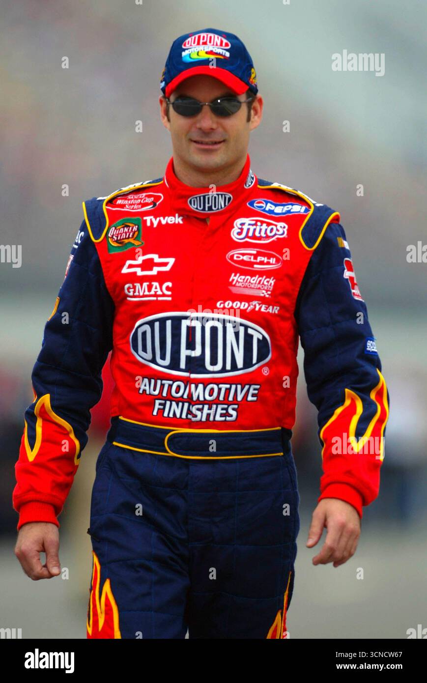 Jeff Gordon arriva alla sua auto durante una sessione di prove per la gara Sirius 400 NASCAR Winston Cup presso il Michigan International Speedway di Brooklyn, Michigan. Foto Stock