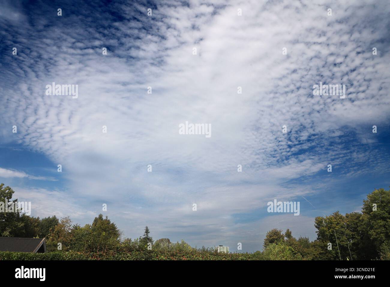 Wetterumschwung im Spätsommer Nach einem Warmen, sommerlichen Tag im September verdichten sich erste niedrige, mittelhohe und hohe Wolken bevor ein kühler Witterungsabschnitt mit Regen aufzieht. *** Il tempo cambia in tarda estate dopo un caldo giorno estivo a settembre, le prime nuvole basse, medio-alte e alte si addensano prima che arrivi un freddo periodo di tempo con la pioggia Foto Stock