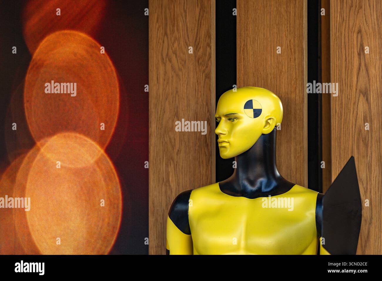 Un manichino giallo usato per eseguire test di sicurezza sulle auto, intelligenza artificiale artificiale. Foto Stock