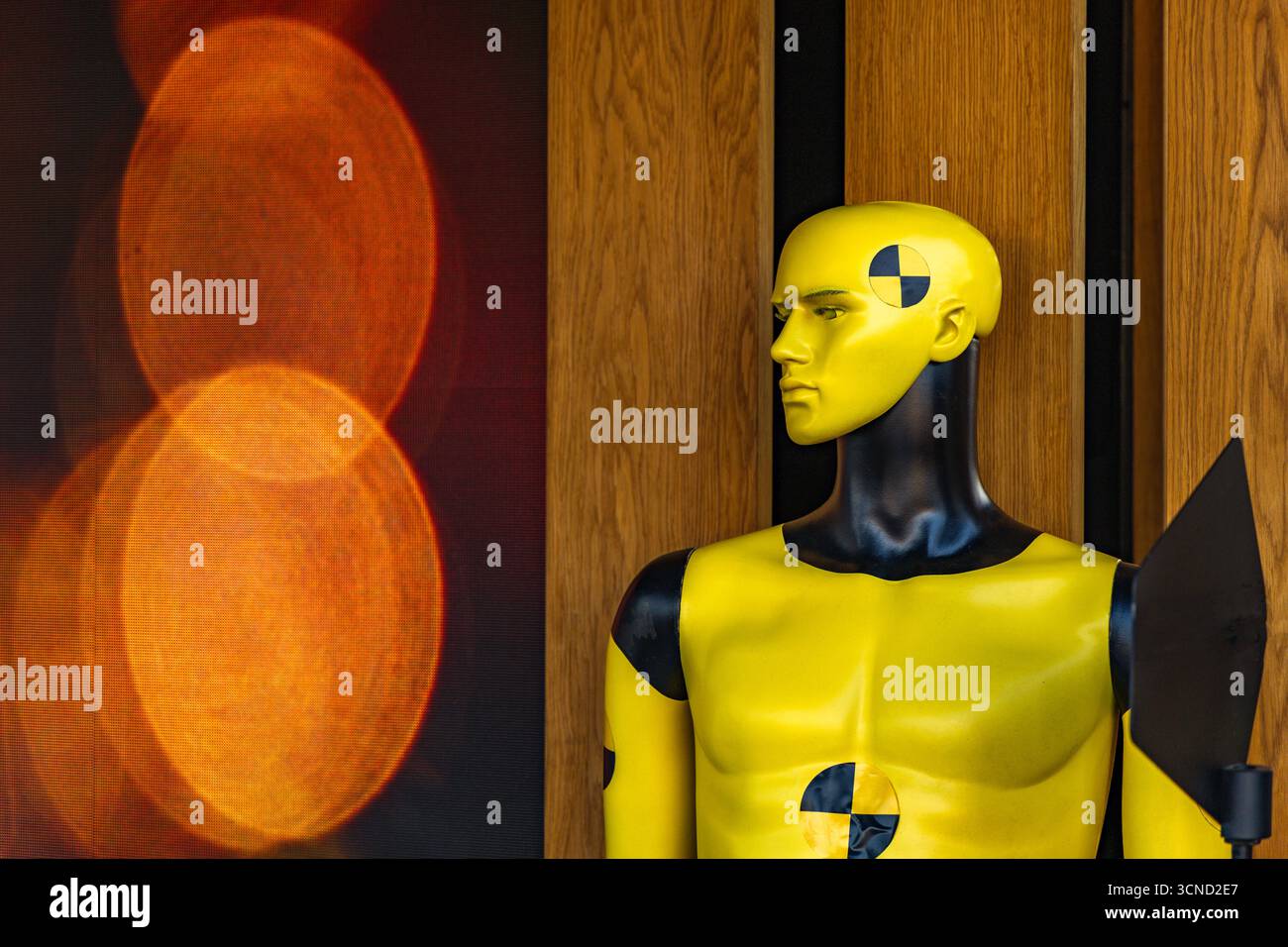 Un manichino giallo usato per eseguire test di sicurezza sulle auto, intelligenza artificiale artificiale. Foto Stock