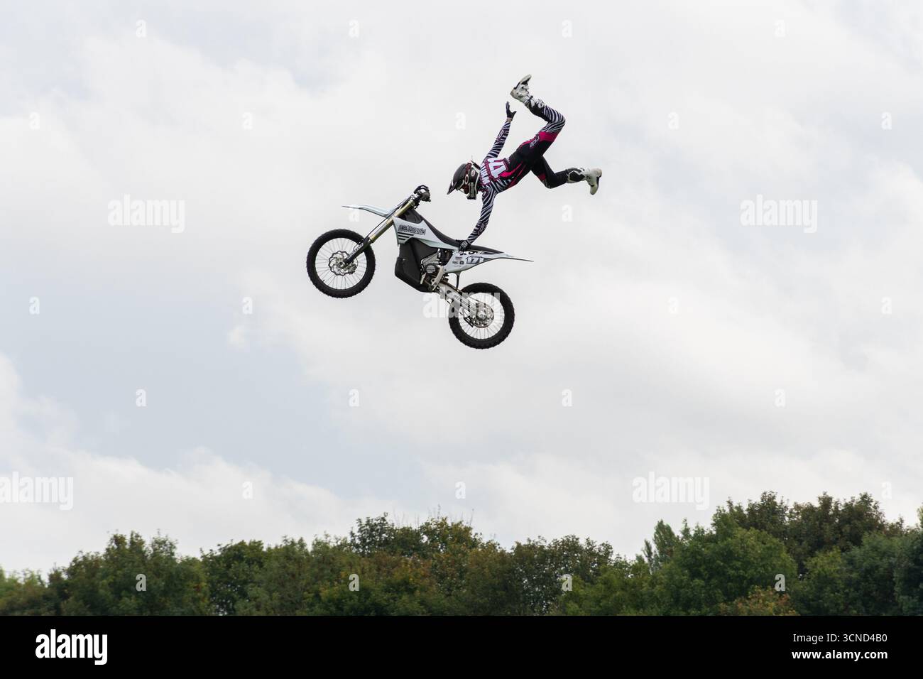 20 settembre 2025. Newbury, Berkshire, Inghilterra, Regno Unito. L'annuale Newbury Show si svolse durante il fine settimana. Questo popolare evento include gare di bestiame e agricoltura, eventi in arena, mostre e negozi e attira migliaia di visitatori. Nella foto: Il team BoldDog FMX Motorbike display si esibisce nell'arena principale. Foto Stock 20 settembre 2025. Newbury, Berkshire, Inghilterra, Regno Unito. L'annuale Newbury Show si svolse durante il fine settimana. Questo popolare evento include gare di bestiame e agricoltura, eventi in arena, mostre e negozi e attira migliaia di visitatori. Nella foto: Il team BoldDog FMX Motorbike display si esibisce nell'arena principale. Foto Stock