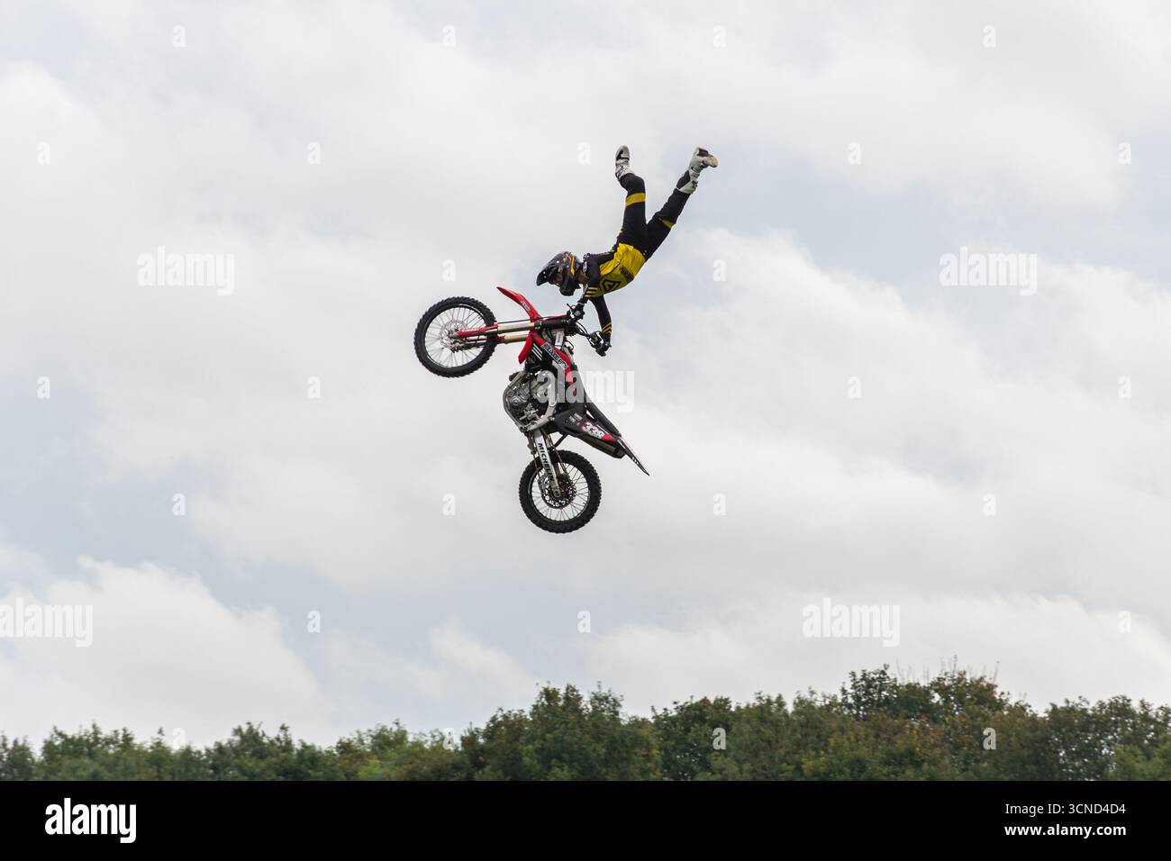 20 settembre 2025. Newbury, Berkshire, Inghilterra, Regno Unito. L'annuale Newbury Show si svolse durante il fine settimana. Questo popolare evento include gare di bestiame e agricoltura, eventi in arena, mostre e negozi e attira migliaia di visitatori. Nella foto: Il team BoldDog FMX Motorbike display si esibisce nell'arena principale. Foto Stock 20 settembre 2025. Newbury, Berkshire, Inghilterra, Regno Unito. L'annuale Newbury Show si svolse durante il fine settimana. Questo popolare evento include gare di bestiame e agricoltura, eventi in arena, mostre e negozi e attira migliaia di visitatori. Nella foto: Il team BoldDog FMX Motorbike display si esibisce nell'arena principale. Foto Stock