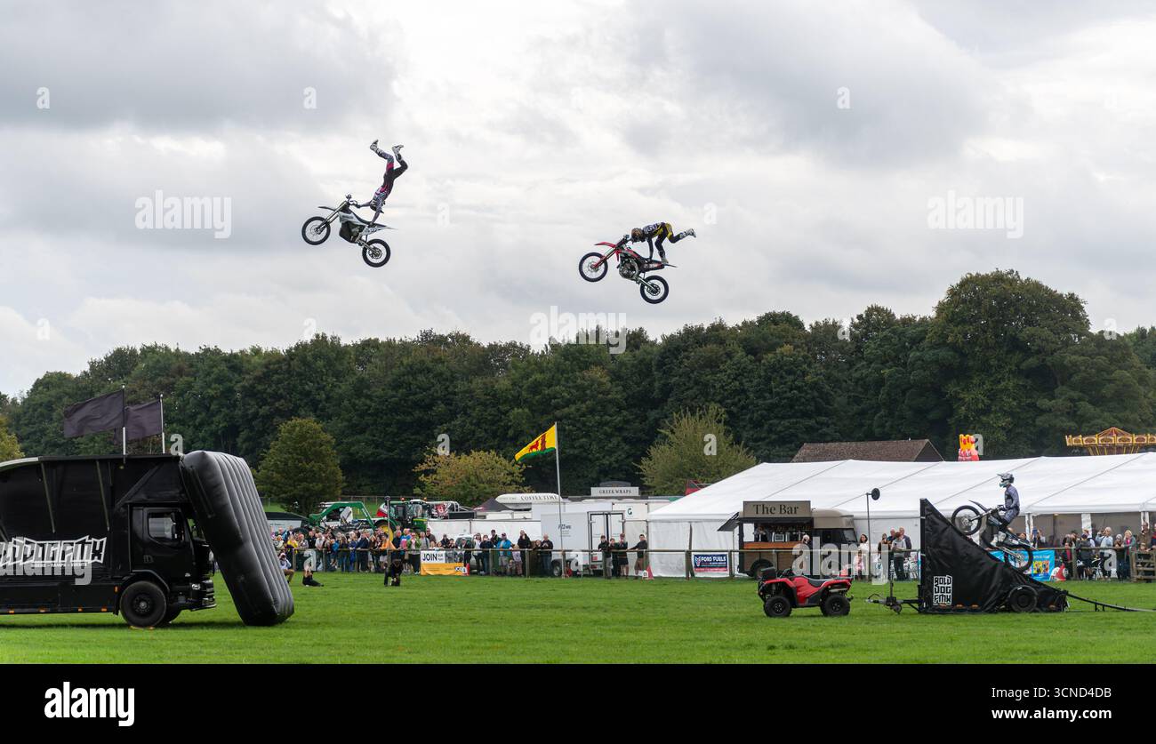20 settembre 2025. Newbury, Berkshire, Inghilterra, Regno Unito. L'annuale Newbury Show si svolse durante il fine settimana. Questo popolare evento include gare di bestiame e agricoltura, eventi in arena, mostre e negozi e attira migliaia di visitatori. Nella foto: Il team BoldDog FMX Motorbike display si esibisce nell'arena principale. Foto Stock 20 settembre 2025. Newbury, Berkshire, Inghilterra, Regno Unito. L'annuale Newbury Show si svolse durante il fine settimana. Questo popolare evento include gare di bestiame e agricoltura, eventi in arena, mostre e negozi e attira migliaia di visitatori. Nella foto: Il team BoldDog FMX Motorbike display si esibisce nell'arena principale. Foto Stock