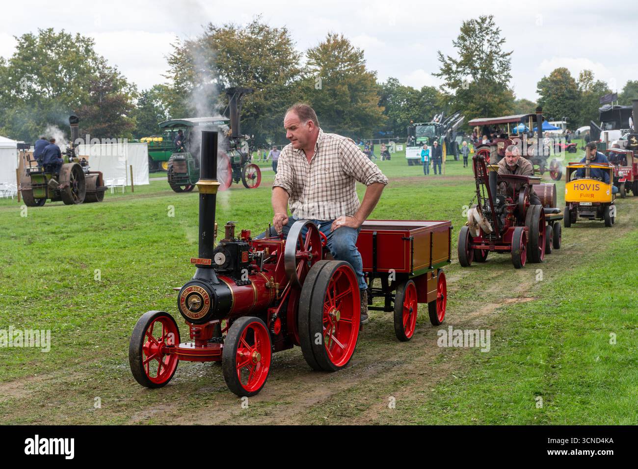 20 settembre 2025. Newbury, Berkshire, Inghilterra, Regno Unito. L'annuale Newbury Show si svolse durante il fine settimana. Questo popolare evento include gare di bestiame e agricoltura, eventi in arena, mostre e negozi e attira migliaia di visitatori. Immagine: Visualizzazione di motori a vapore e motori di trazione in miniatura nell'arena Foto Stock 20 settembre 2025. Newbury, Berkshire, Inghilterra, Regno Unito. L'annuale Newbury Show si svolse durante il fine settimana. Questo popolare evento include gare di bestiame e agricoltura, eventi in arena, mostre e negozi e attira migliaia di visitatori. Immagine: Visualizzazione di motori a vapore e motori di trazione in miniatura nell'arena Foto Stock