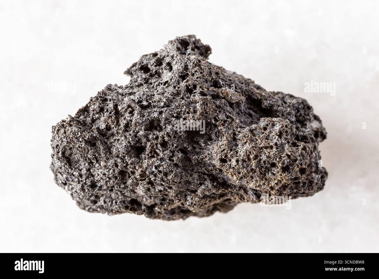 Assaggio di pietra pomice grezza su sfondo di marmo bianco da vicino dalla Sicilia, Italia Foto Stock