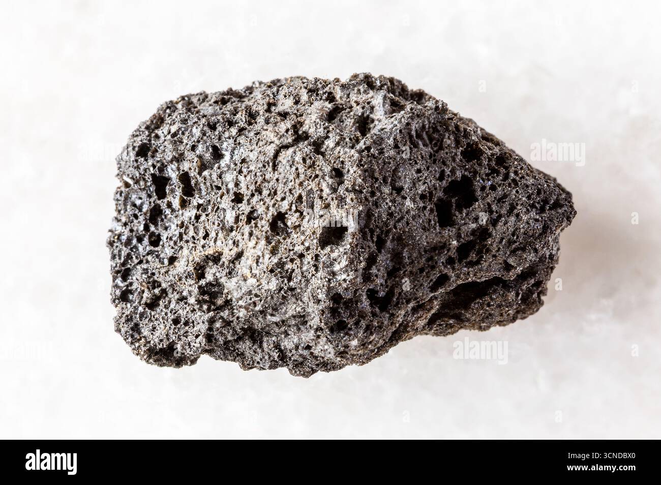 Assaggio di roccia pomice ruvida su sfondo di marmo bianco da vicino dalla Sicilia, Italia Foto Stock