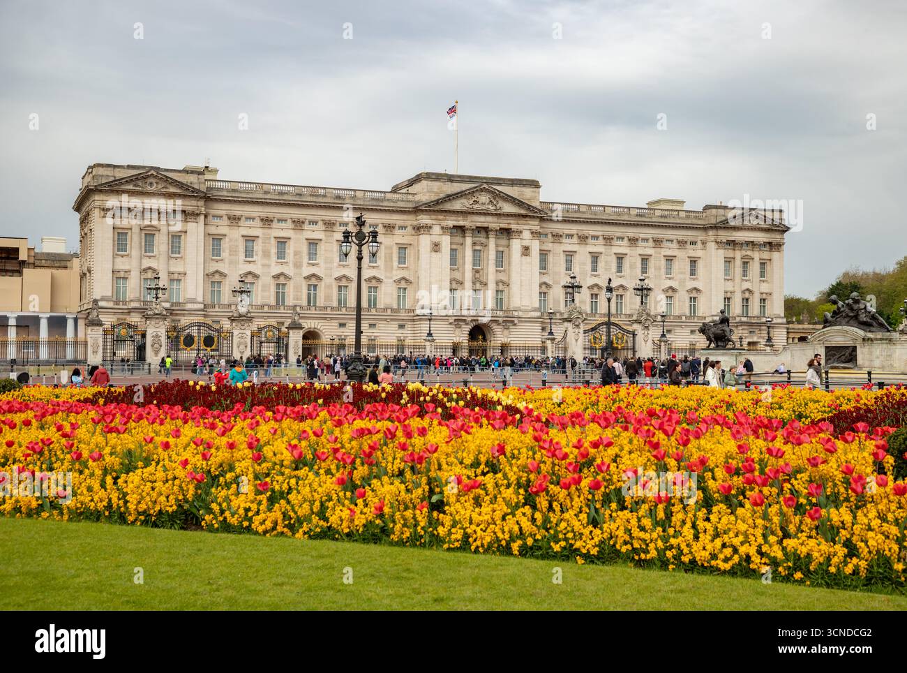 Una foto del colorato Constitution Hill Memorial Garden di fronte a Buckingham Palace, Londra. Foto Stock