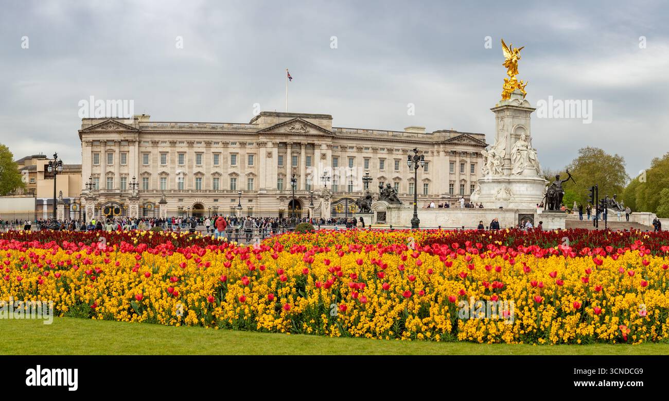 Una foto del Constitution Hill Memorial Garden, del Queen Victoria Memorial e di Buckingham Palace, Londra. Foto Stock