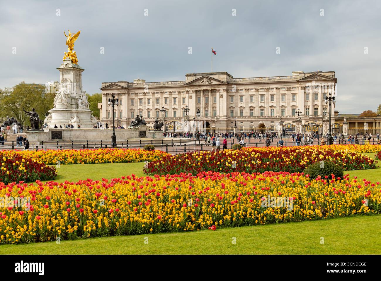 Una foto del Constitution Hill Memorial Garden, del Queen Victoria Memorial e di Buckingham Palace, Londra. Foto Stock