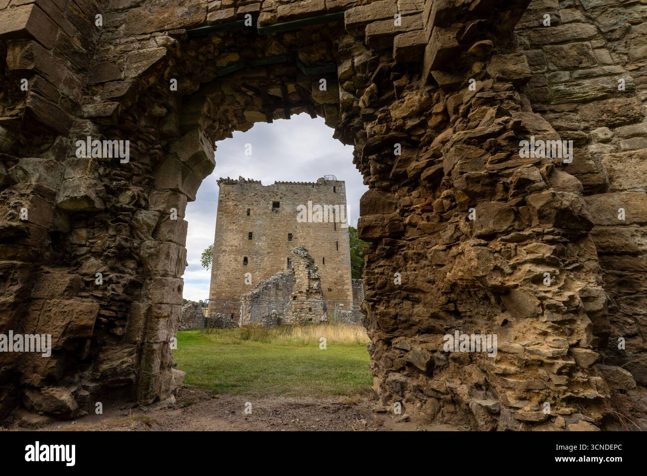 La rovina dominante di Spynie Palace, ex sede fortificata dei vescovi di Moray, si trova vicino a Elgin. Foto Stock