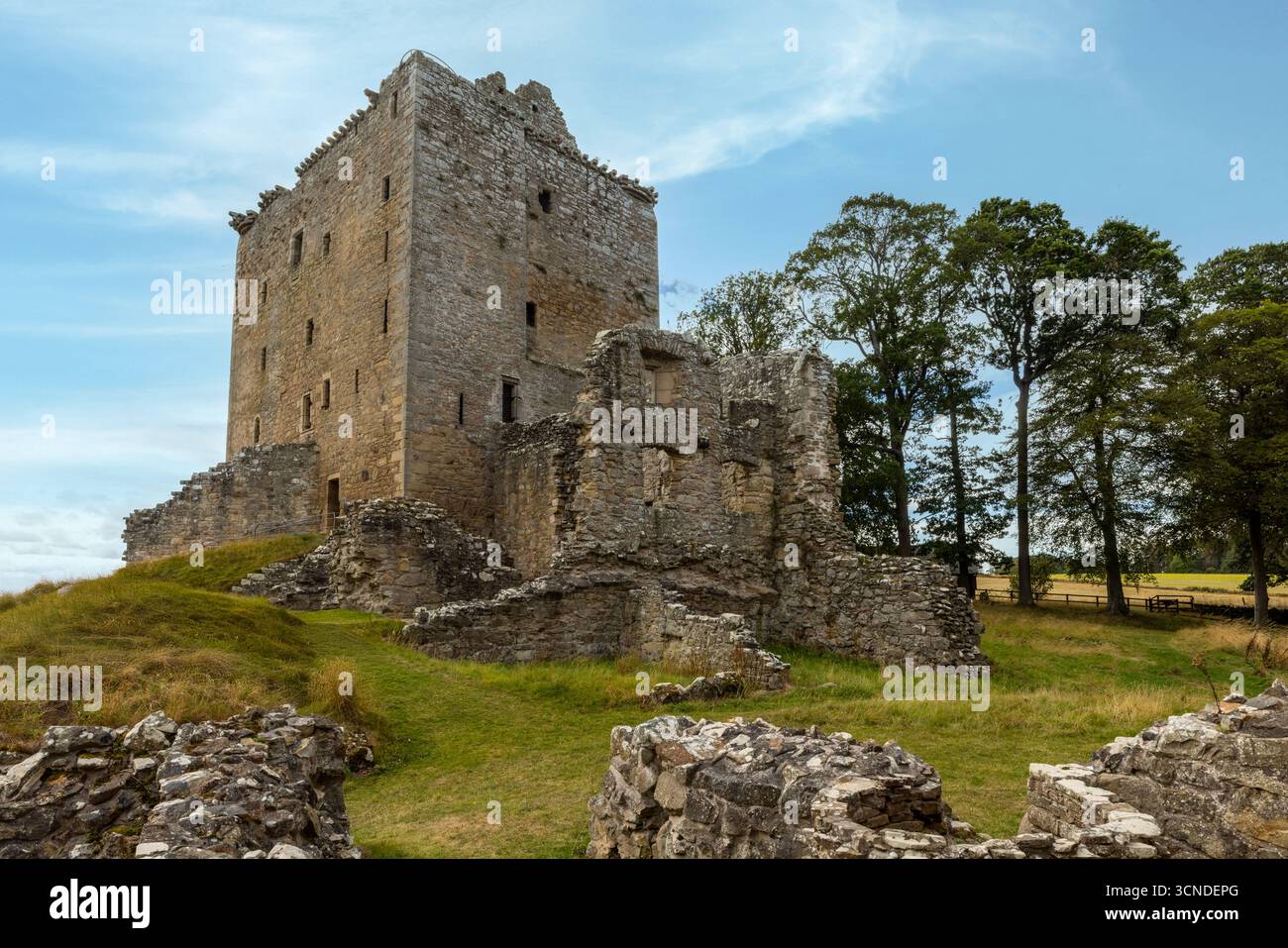 La rovina dominante di Spynie Palace, ex sede fortificata dei vescovi di Moray, si trova vicino a Elgin. Foto Stock
