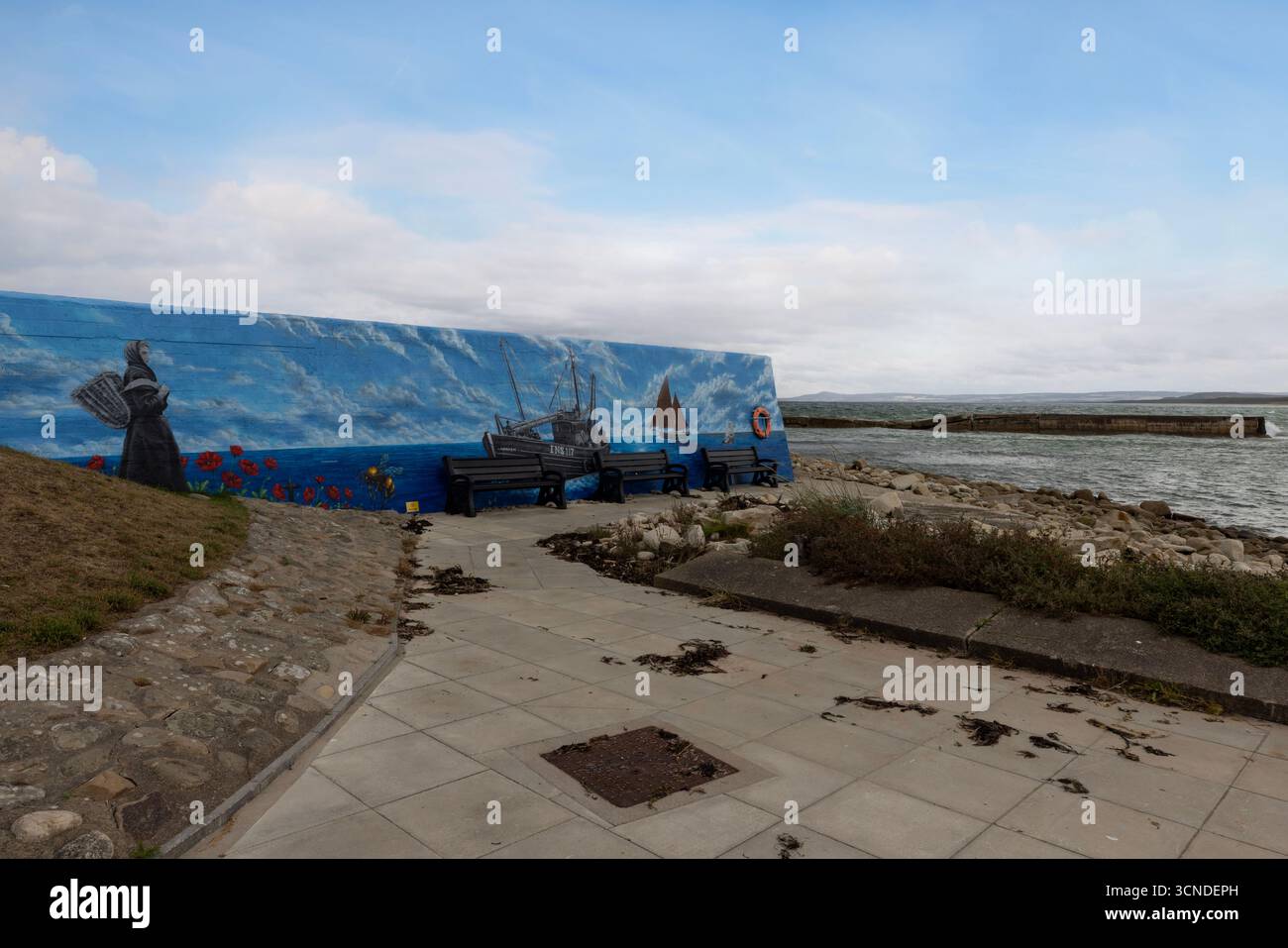 Il moderno ponte pedonale fornisce accesso alle ampie sabbie della East Beach di Lossiemouth sulla costa di Moray Firth. Foto Stock