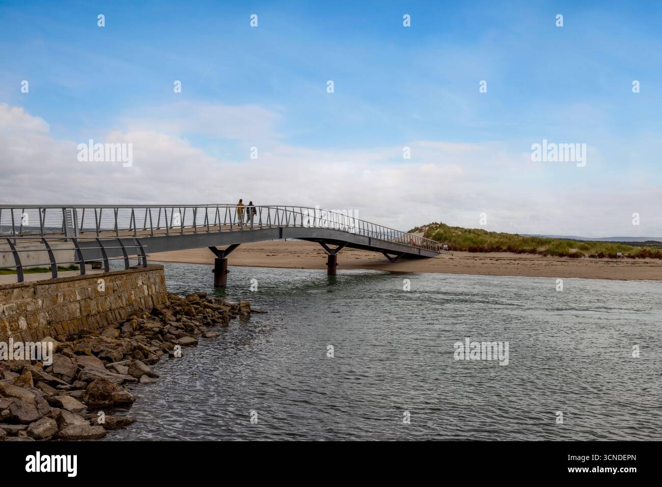 Il moderno ponte pedonale fornisce accesso alle ampie sabbie della East Beach di Lossiemouth sulla costa di Moray Firth. Foto Stock