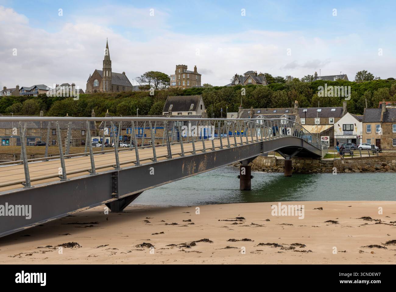 Il moderno ponte pedonale fornisce accesso alle ampie sabbie della East Beach di Lossiemouth sulla costa di Moray Firth. Foto Stock