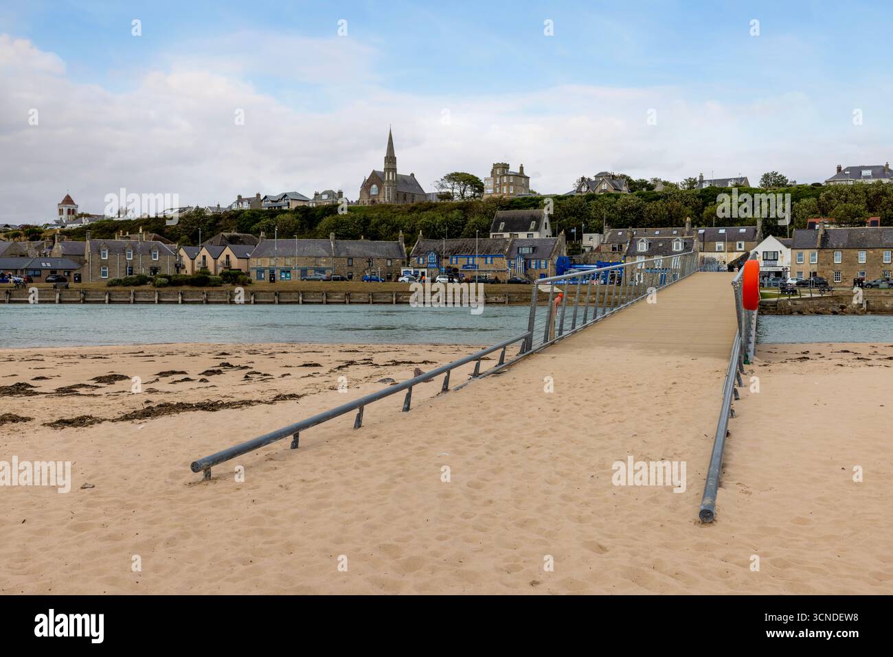 Il moderno ponte pedonale fornisce accesso alle ampie sabbie della East Beach di Lossiemouth sulla costa di Moray Firth. Foto Stock