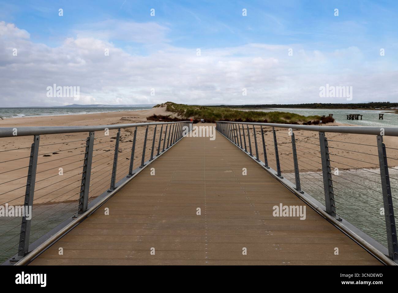 Il moderno ponte pedonale fornisce accesso alle ampie sabbie della East Beach di Lossiemouth sulla costa di Moray Firth. Foto Stock