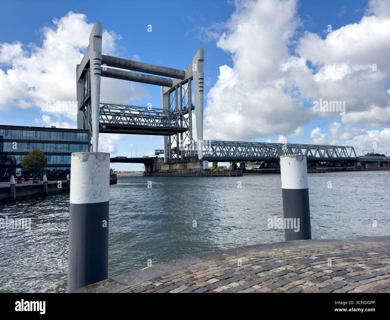 Il ponte ferroviario di Dordrecht attraversa l'Oude Maas, sollevato per consentire il passaggio di navi alte, mostrando l'ingegneria olandese e il traffico fluviale. Foto Stock