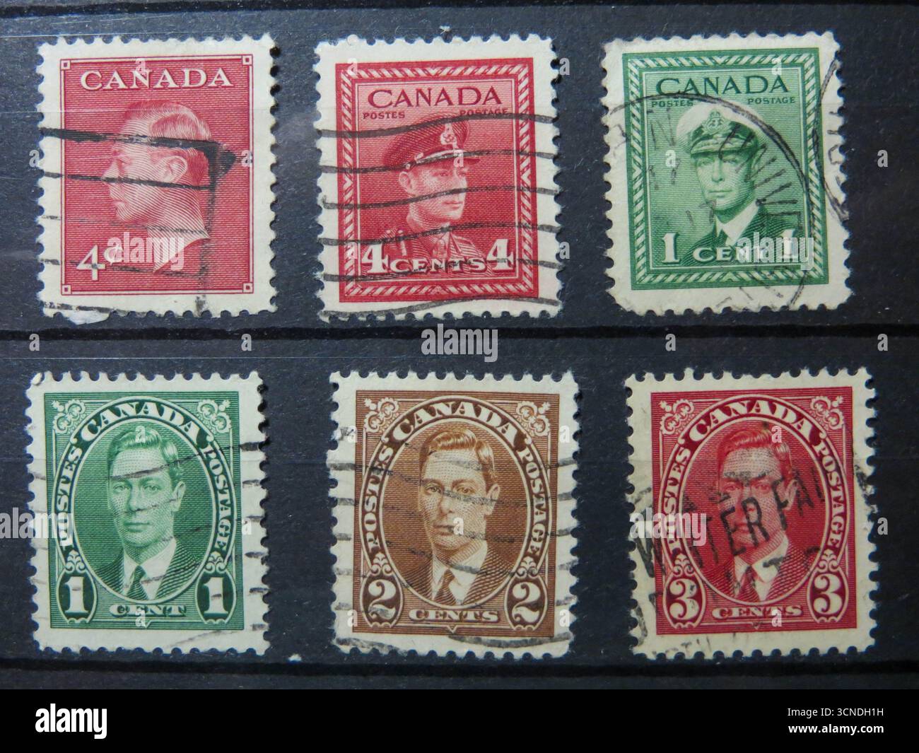 Leopoli, Ucraina, 18 luglio 2015 collezione di francobolli canadesi vintage espone Re del periodo classico, mostrando condizioni d'uso e uni Foto Stock