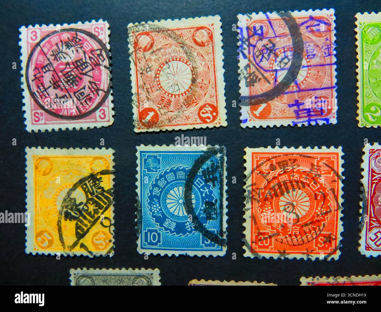 Leopoli, Ucraina, 26 novembre 2017 Una collezione di francobolli usati dal Giappone mostra disegni colorati e temi storici che catturano l'esse Foto Stock Leopoli, Ucraina, 26 novembre 2017 Una collezione di francobolli usati dal Giappone mostra disegni colorati e temi storici che catturano l'esse Foto Stock