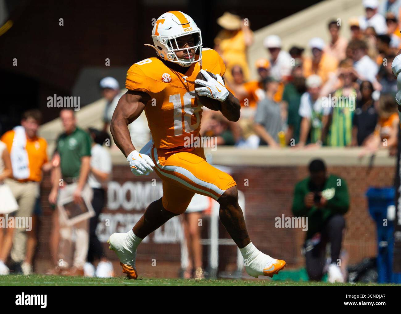 20 settembre 2025: DeSean Bishop n. 18 dei Tennessee Volunteers esegue la palla durante la partita di football NCAA tra gli University of Tennessee Volunteers e gli UAB Blazers al Neyland Stadium, Knoxville, Tennessee Tim Gangloff/CSM Foto Stock