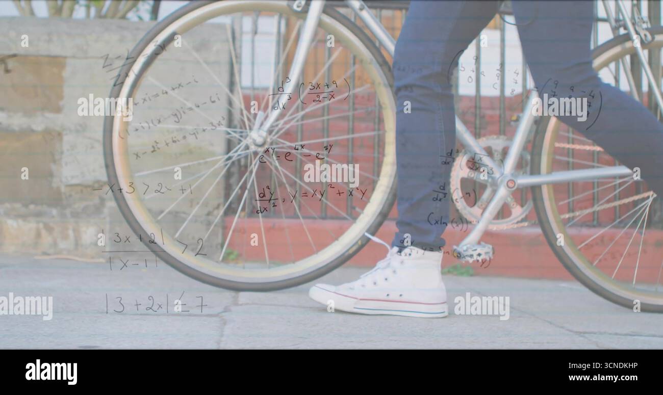 Pilota in jeans scuri sneakers bianche che cavalcano in bicicletta argento sul marciapiede con equazioni Foto Stock